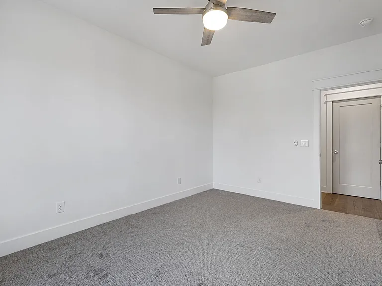 909 E State St — Photo 12
