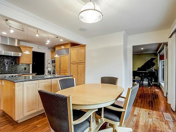 5th image of 1684 Merrill Dr