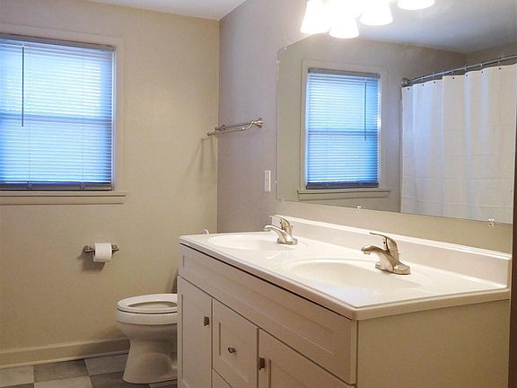4th image of 2411 N Laverne Dr