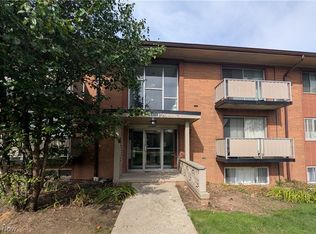 21801 River Oaks Dr APT A2, Rocky River, OH 44116