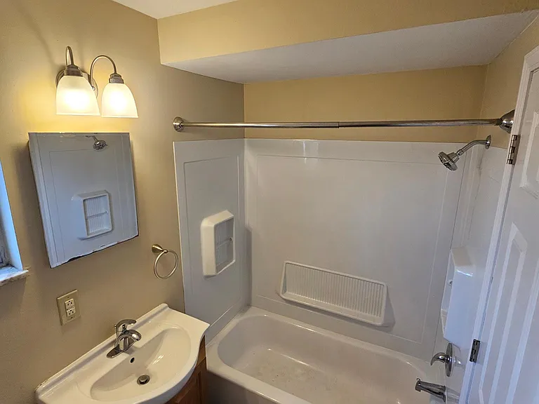 1086 Tonawanda Ave #1086 — Photo 9