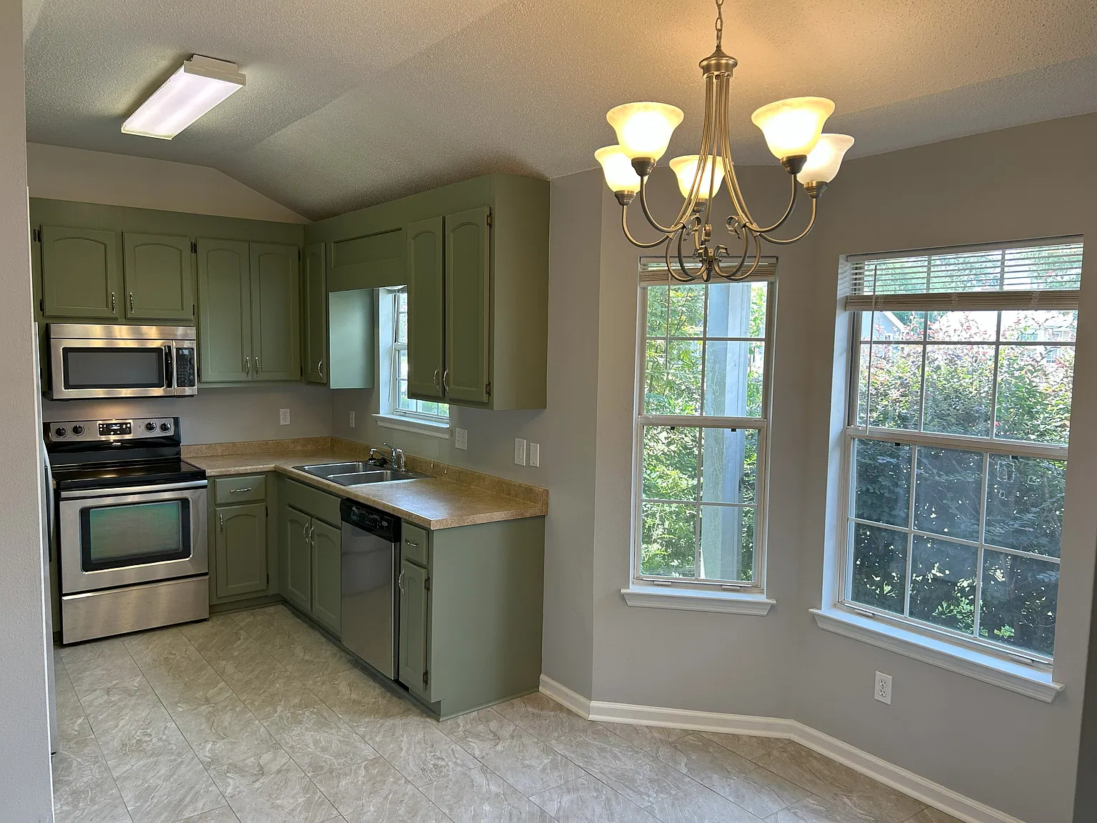Reabok Circle Southwest 2605 - 1 — Photo 2