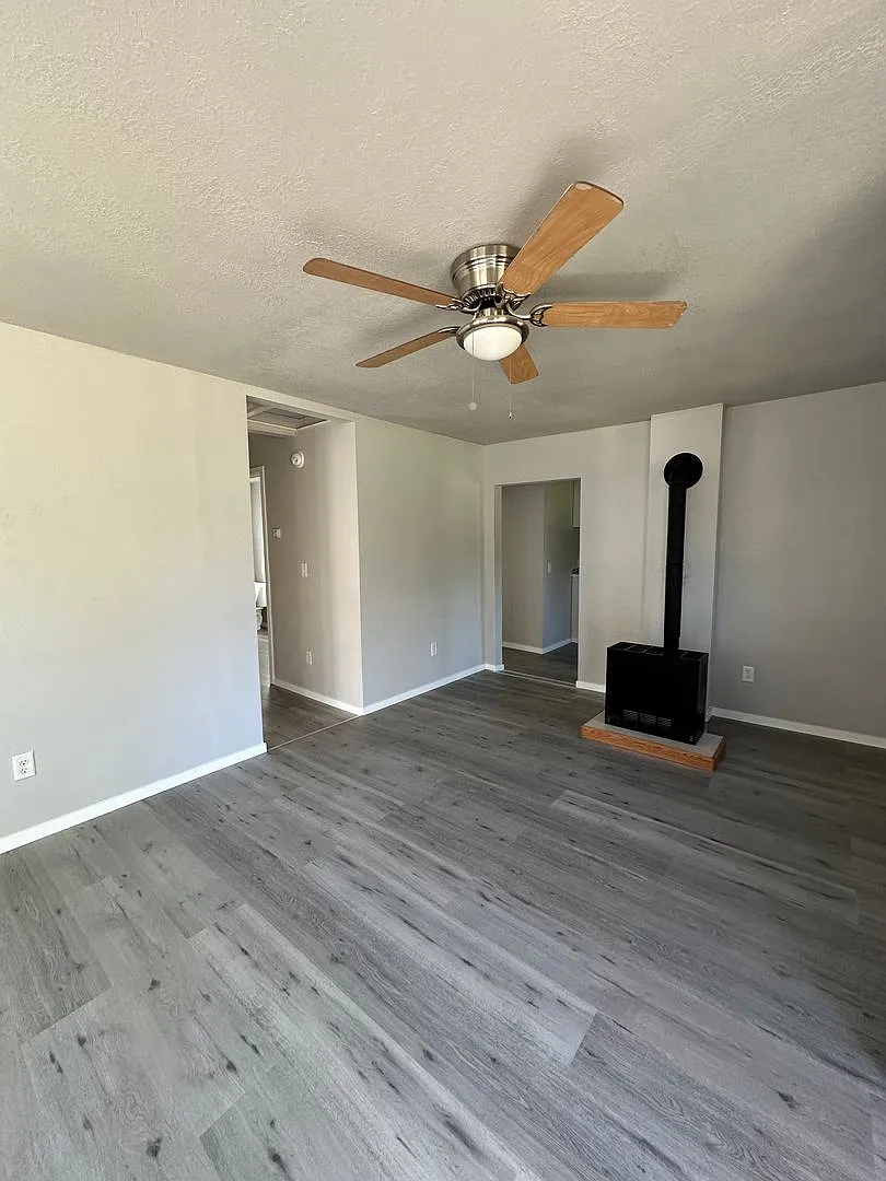 Remodeled 2 bedroom home in Myrtle Creek — Photo 4