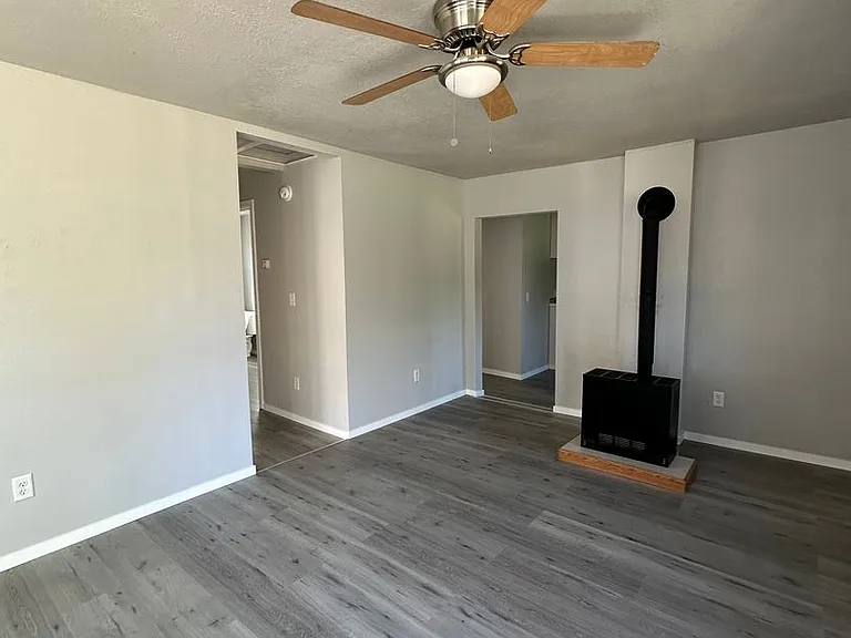 165 NE Oak St — Photo 4