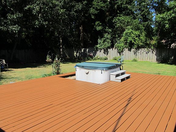 Deck & Jacuzzi