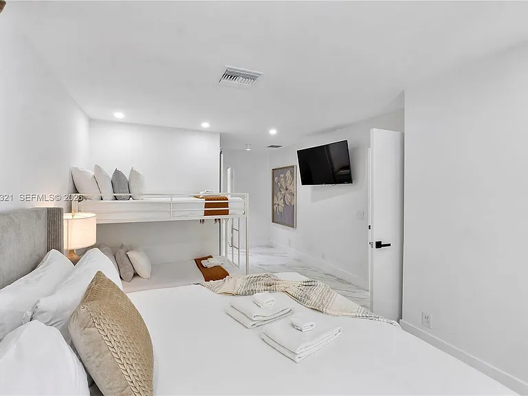 3261 Seaward Dr — Photo 14