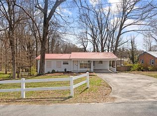 11 N Forrest Dr, Thomasville, NC 27360