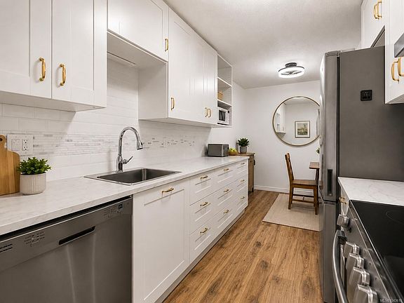 3rd image of 3225 Eldon Pl #220