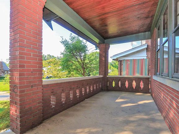 4th image of 1137 Herschel Ave