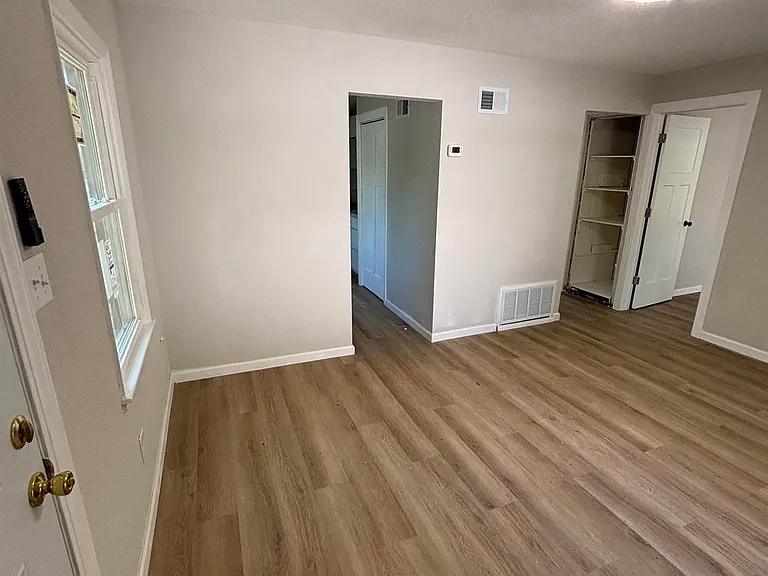 1703 N Valley Ave — Photo 54