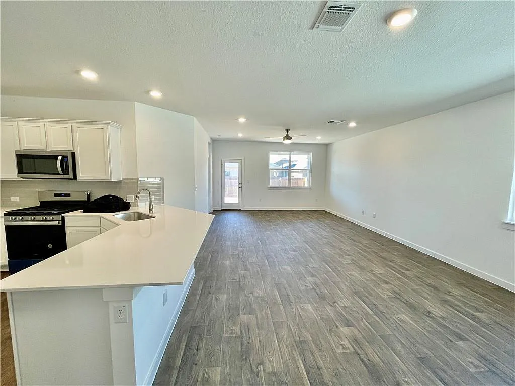 4 bed, 2.0 bath, 1863 sqft, $2,350 — Photo 2