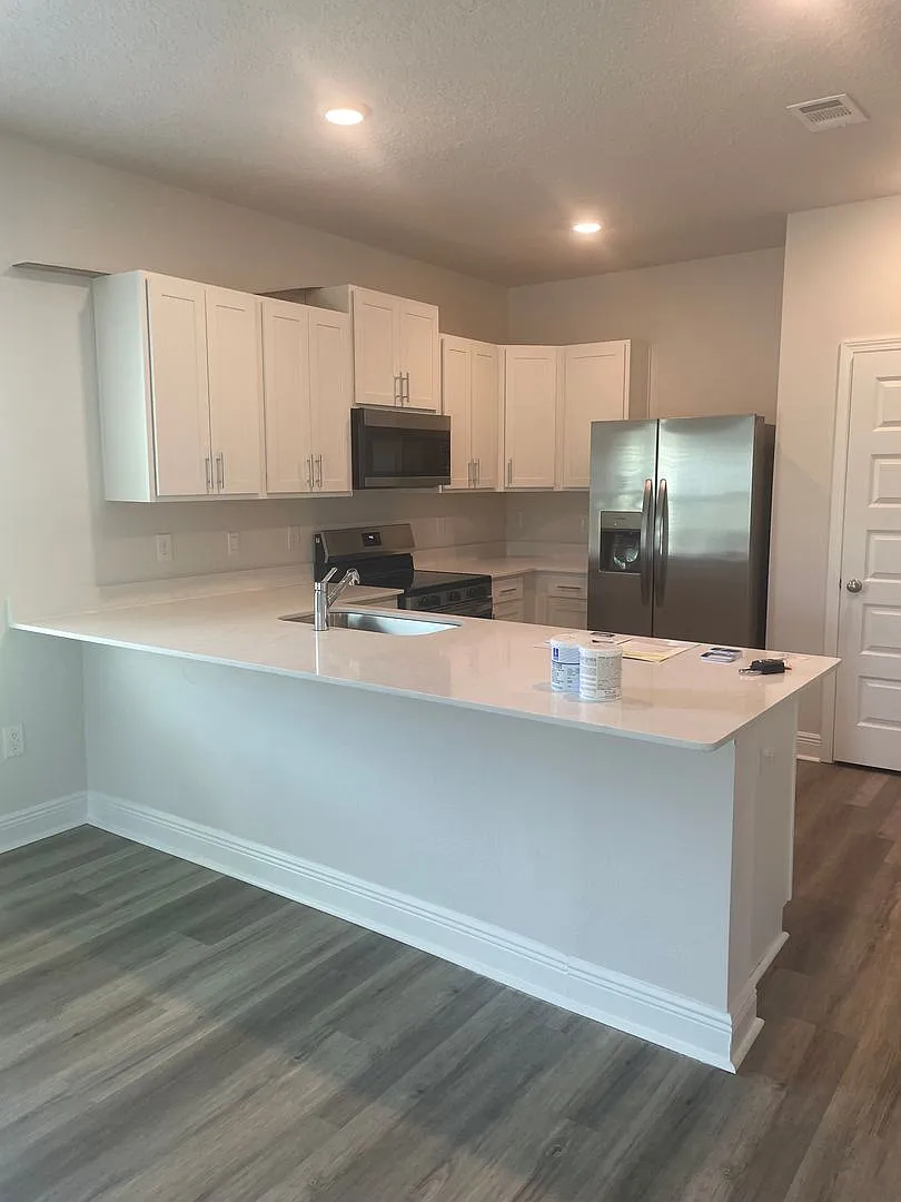 Brand new construction — Photo 3