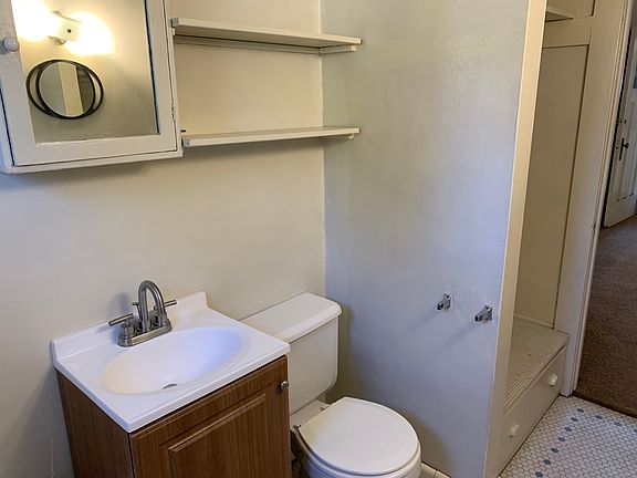 3rd image of 622 Glenwood Dr #B