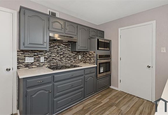 3rd image of 9881 Camelot Dr