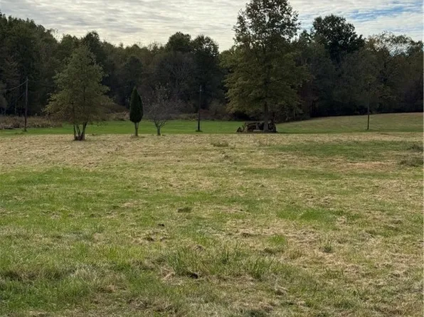 1657 Ridge Rd, Vienna, OH 44473