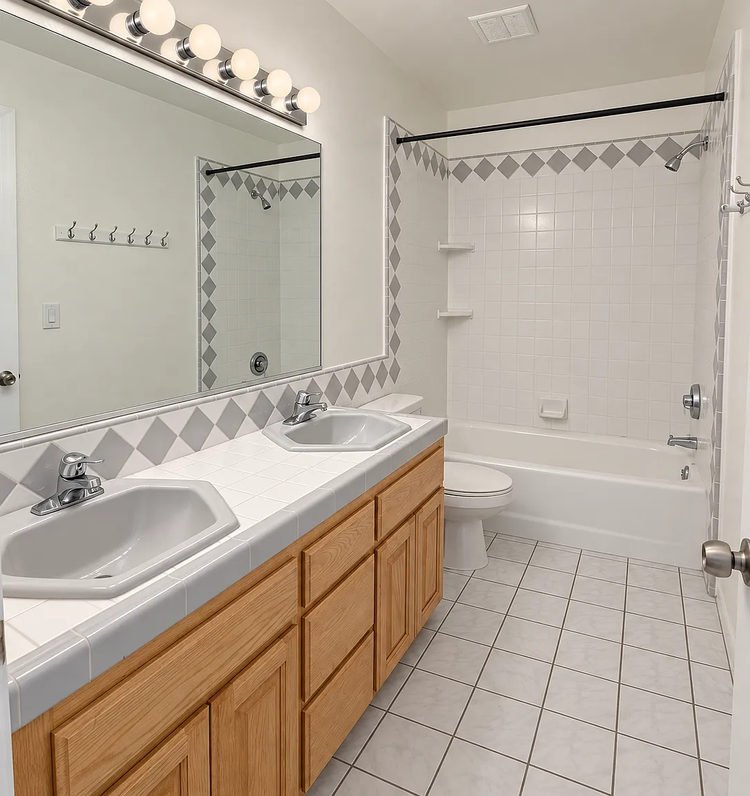 3 bed, 2.5 bath, 2404 sqft, $6,495 — Photo 3