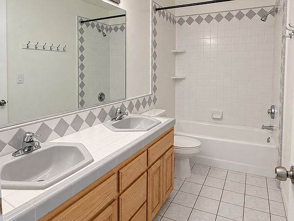 3rd image of 1106 Green Ln