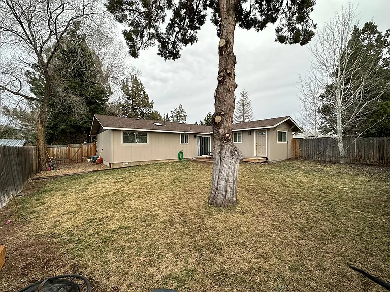 1051 SW 18th St — Photo 15