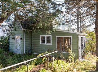 12 Clarendon St, Branford, CT 06405