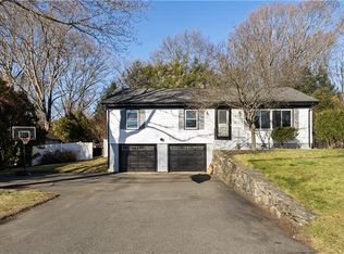 32 Rolling Acres Dr, Cumberland, RI 02864