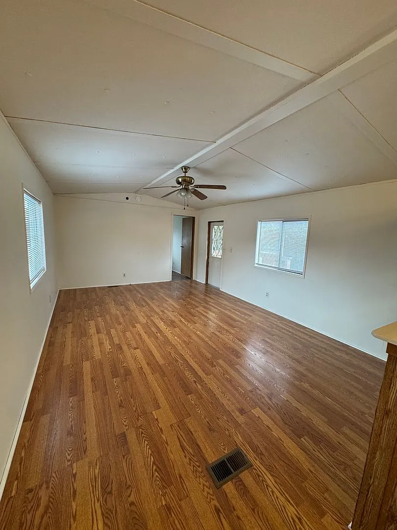 Winston 2 bedroom with large shop — Photo 3