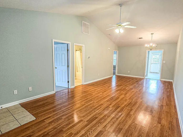 726 Creekside Dr — Photo 5