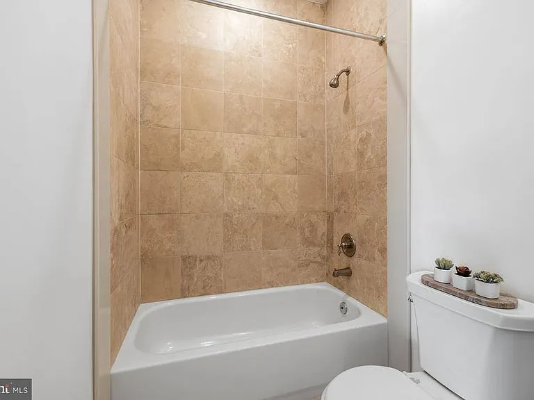 642 15th St NE #2 — Photo 31