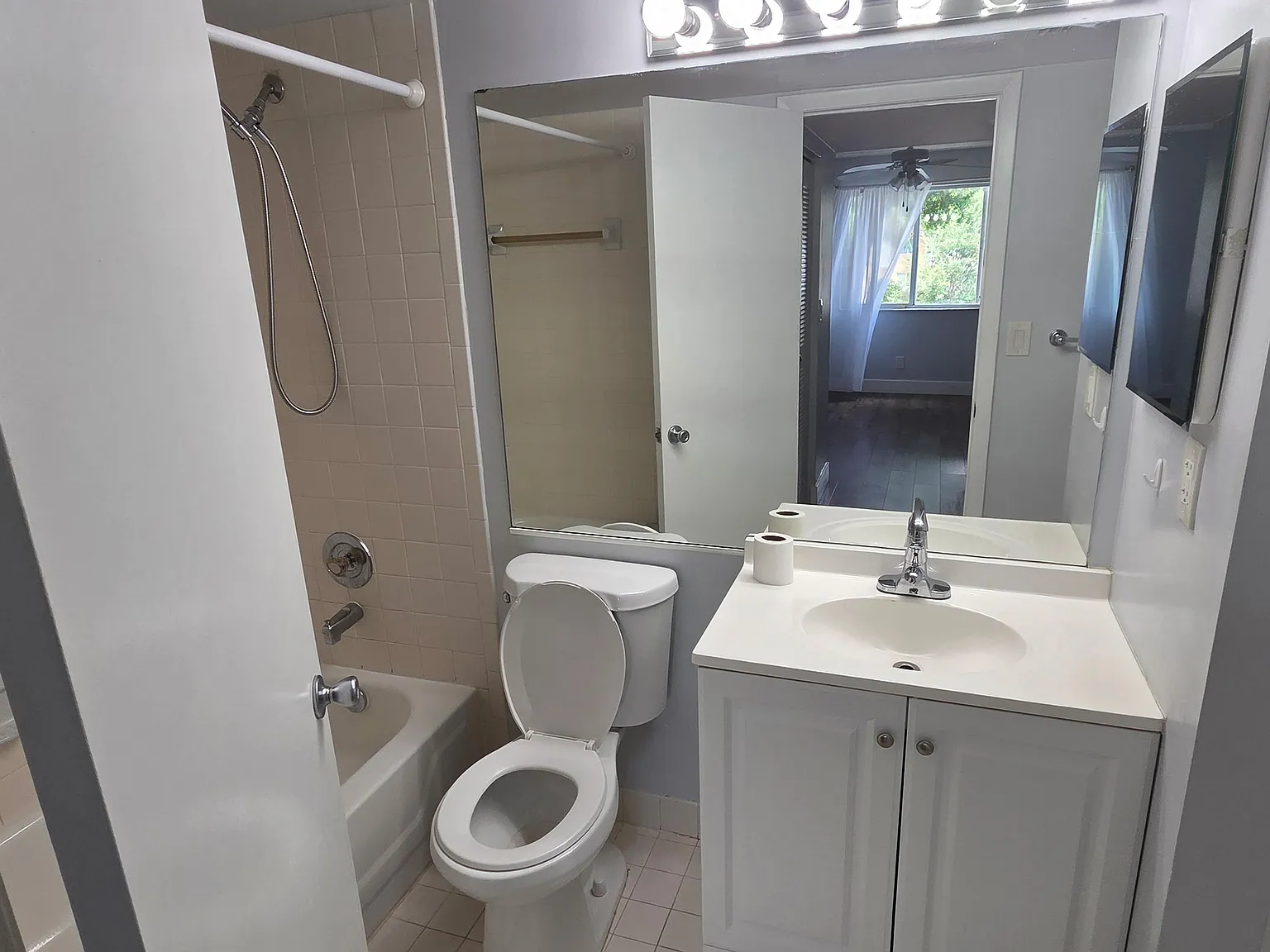 832 NW 92nd Ave — Photo 3