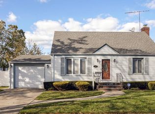 228 8th St, Hicksville, NY 11801