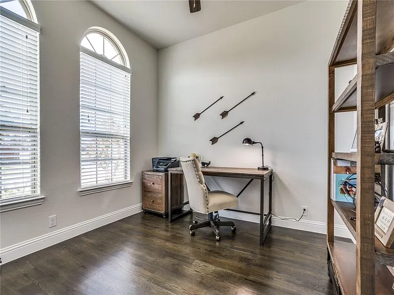 5517 Holloway Hl — Photo 19