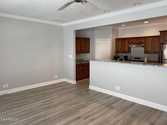 5th image of 640 Yorkland Way