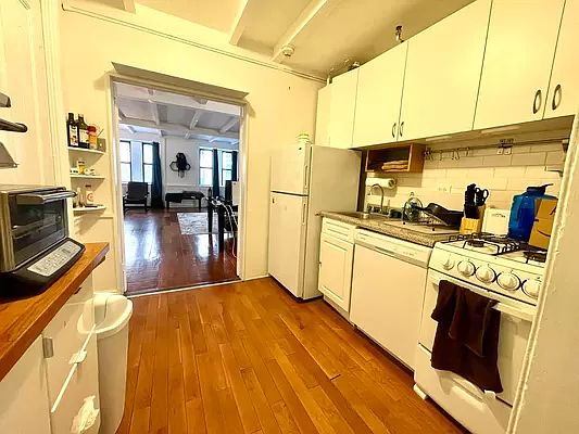 3rd image of 102 E 30th St APT 5