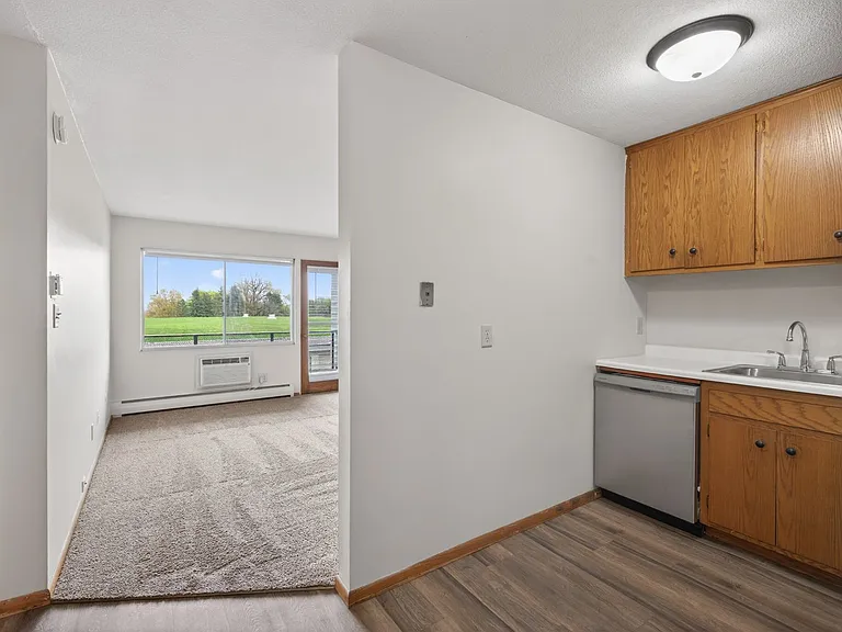 Imperial Heights Apartments — Photo 40