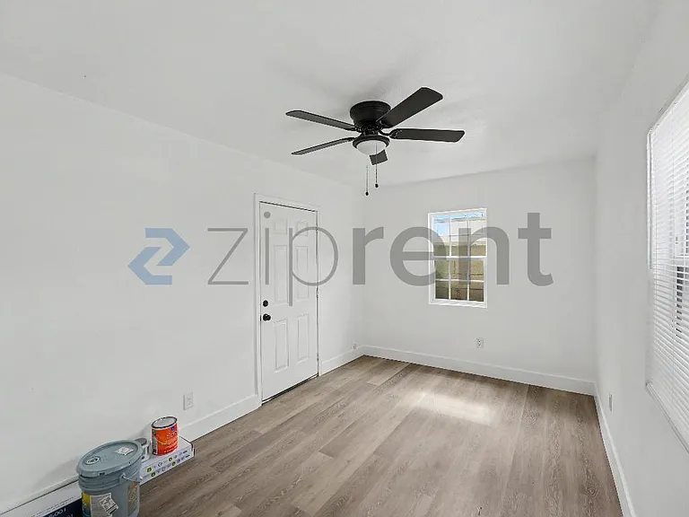 515 E 55th St — Photo 10