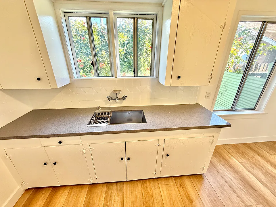 266 W Sepulveda St