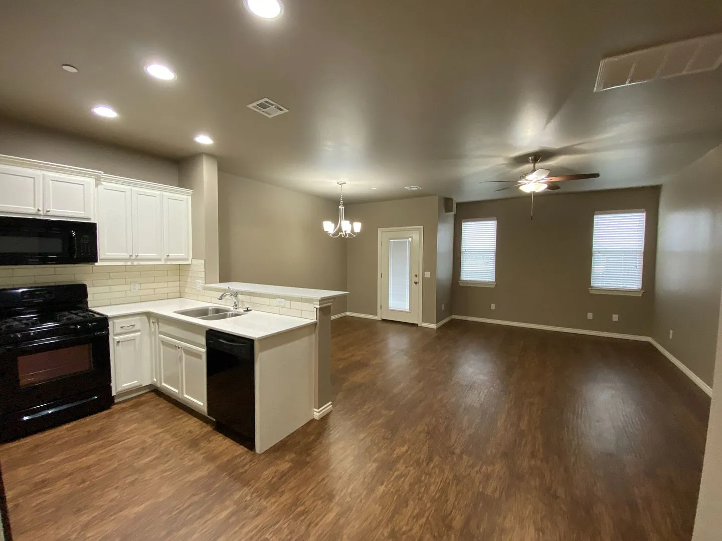 Storm Shelter Included 3 Bed 2 Bath 1 Car Garage Townhome in Moore — Photo 3