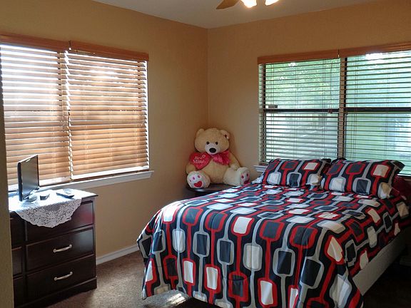 5th image of 202 Tamarac St