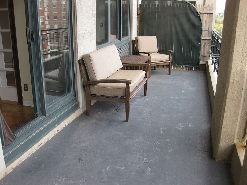 200sf balcony