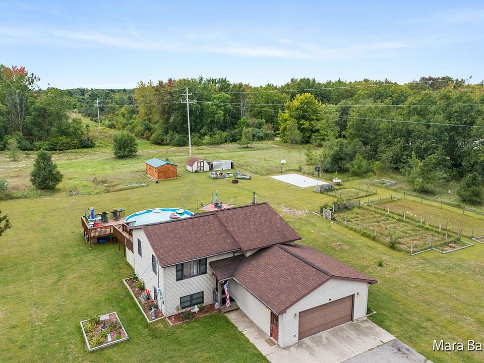 19947 W Lake Montcalm Rd, Howard City, MI 49329 Zillow