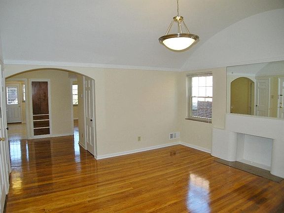 4th image of 1653 Westwood Ave APT C