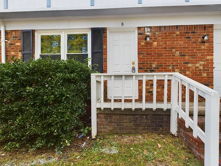 614 Eastview Ct #D — Photo 2