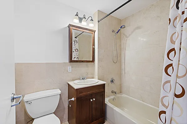 Sold by Thomas Lipovetsky, LREB | media 9