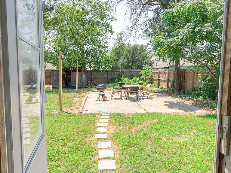 1902 Miller Ave — Photo 32