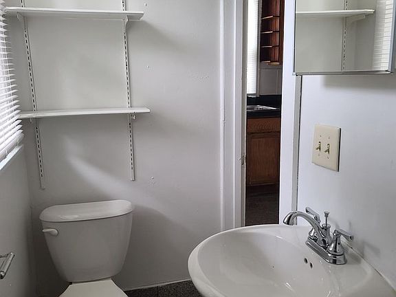3rd image of 911 W Church St #4