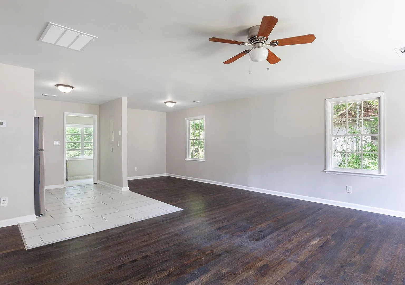 2/1 on Corner Lot w/ Sunroom & Minutes From W. Midtown/Downtown! — Photo 4