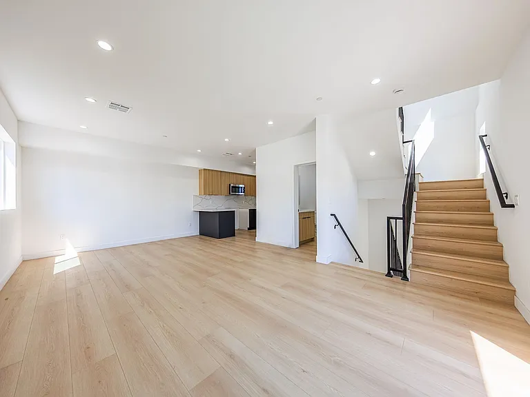 2847 S. Victoria Ave — Photo 12