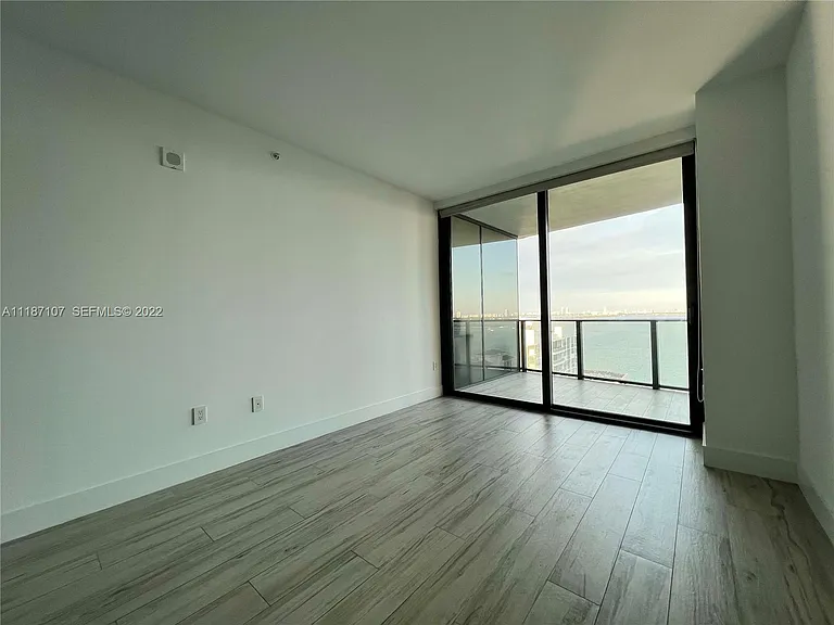 460 NE 28th St #1402 — Photo 3