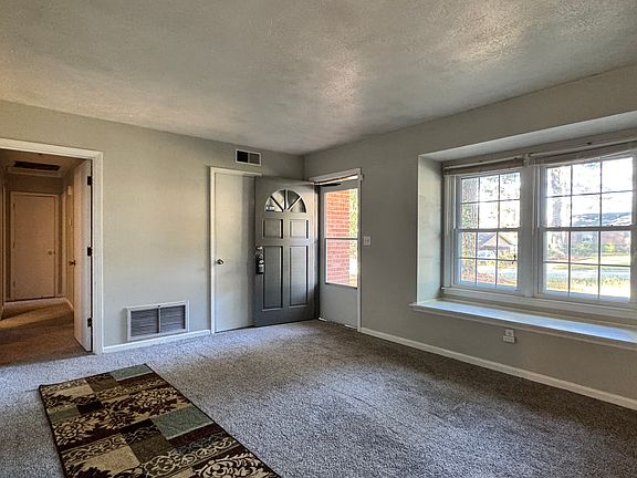 Livingroom 11'8 x 15'4