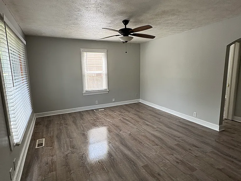 2604 E Riverside Dr — Photo 3