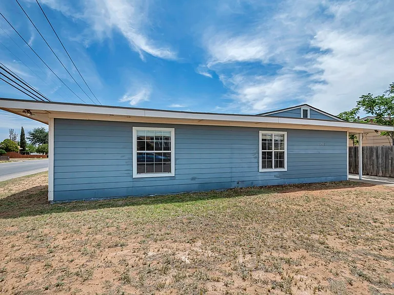 1710 N Weatherford St — Photo 3